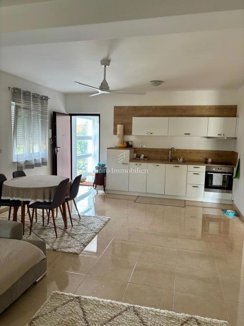 Dvosobni apartma z vrtom, 150 m od plaže