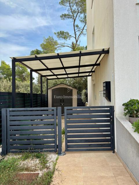 Dvosobni apartma z vrtom, 150 m od plaže