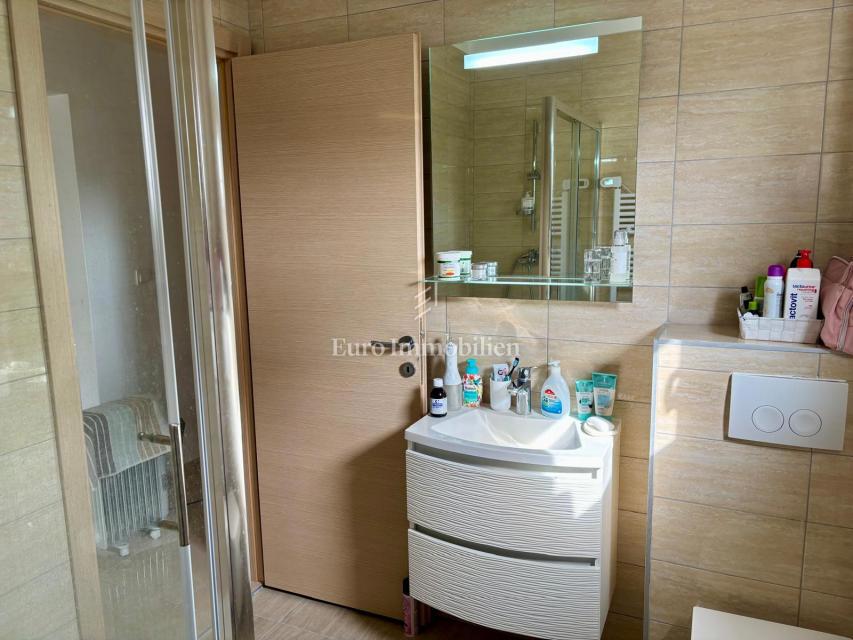 Dvosobni apartma z vrtom, 150 m od plaže