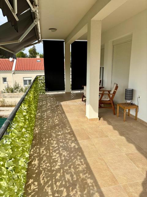 Dvosobni apartma z vrtom, 150 m od plaže