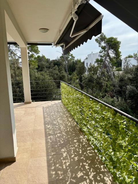 Dvosobni apartma z vrtom, 150 m od plaže