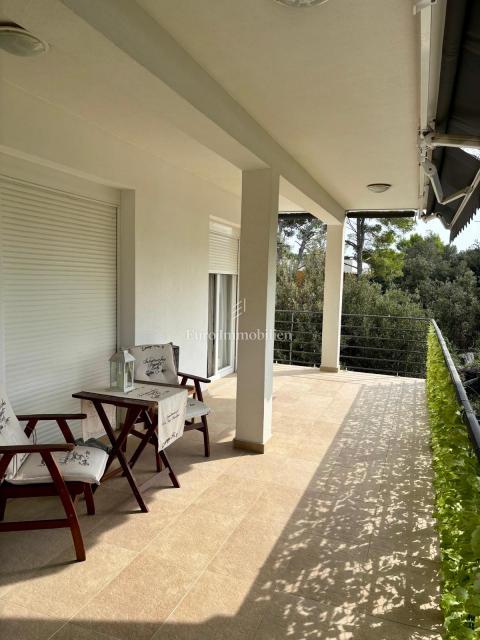 Dvosobni apartma z vrtom, 150 m od plaže