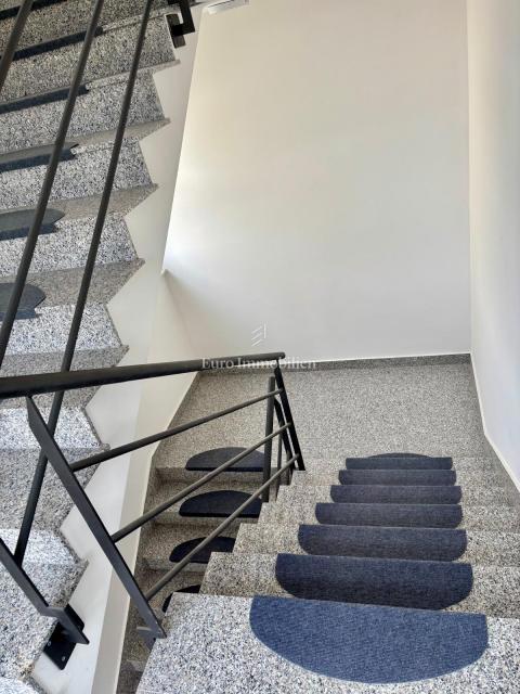 Dvosobni apartma z vrtom, 150 m od plaže