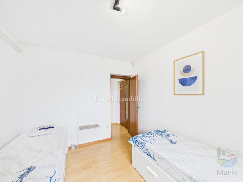Samostojna hiša s 4 apartmaji in bazenom, 350 m od morja
