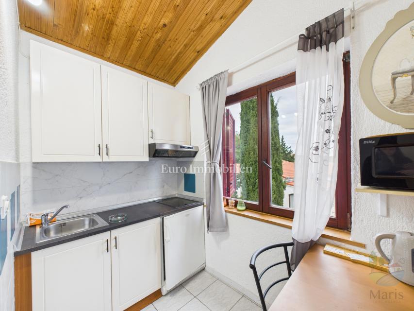 Samostojna hiša s 4 apartmaji in bazenom, 350 m od morja