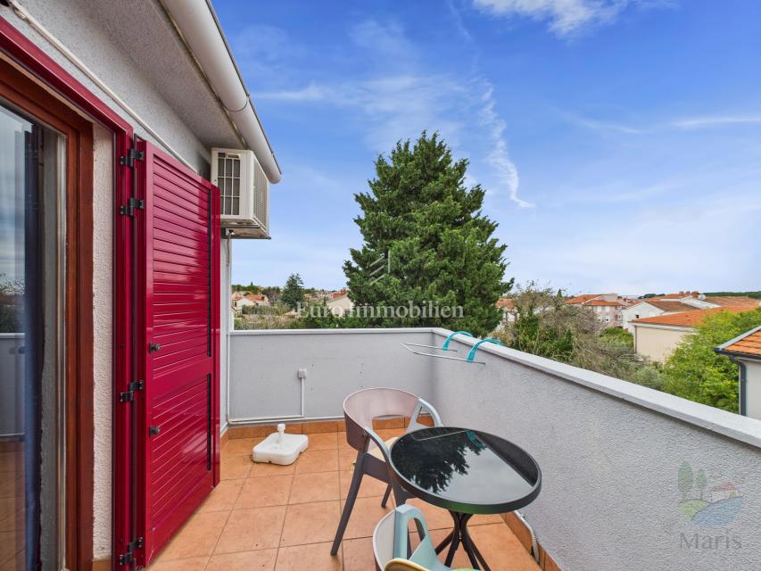 Samostojna hiša s 4 apartmaji in bazenom, 350 m od morja