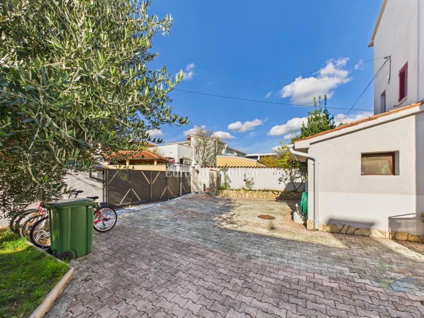 Samostojna hiša s 4 apartmaji in bazenom, 350 m od morja