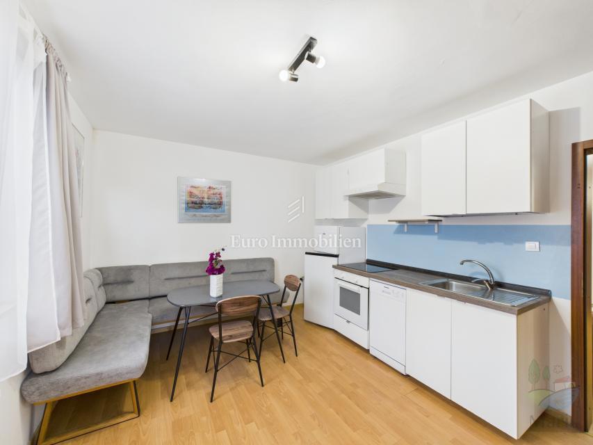 Samostojna hiša s 4 apartmaji in bazenom, 350 m od morja