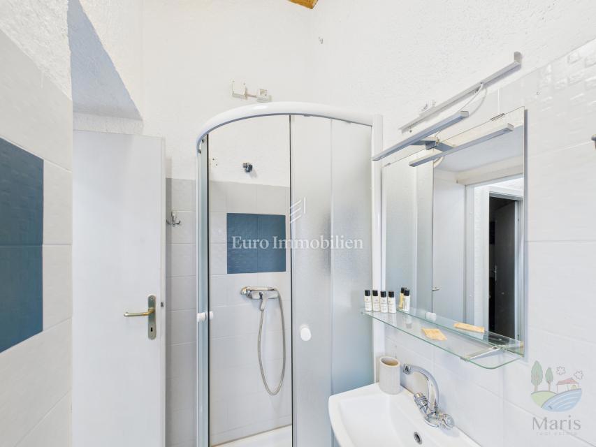 Samostojna hiša s 4 apartmaji in bazenom, 350 m od morja