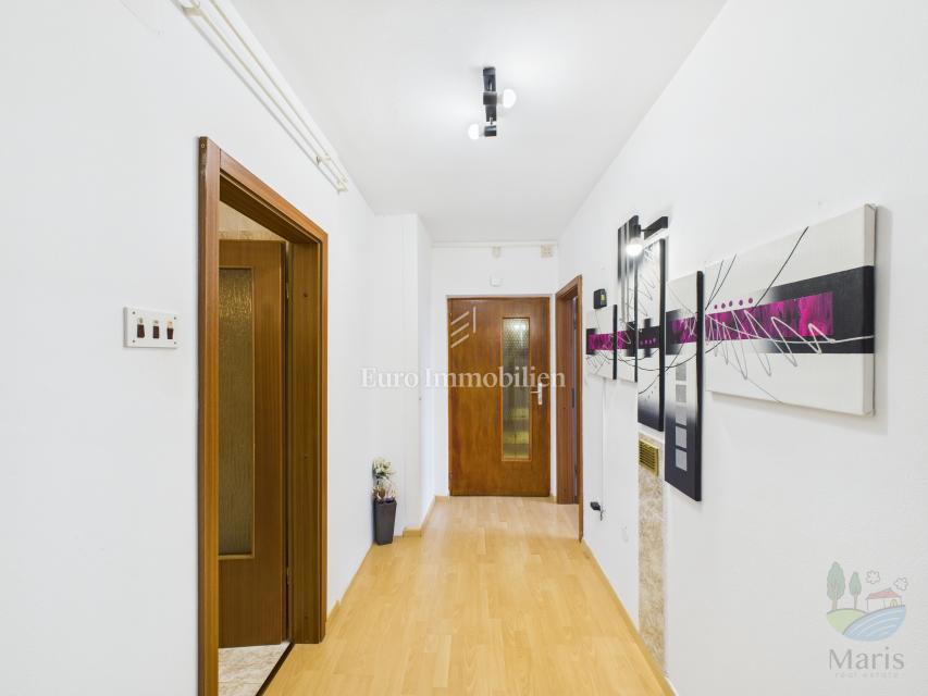 Samostojna hiša s 4 apartmaji in bazenom, 350 m od morja