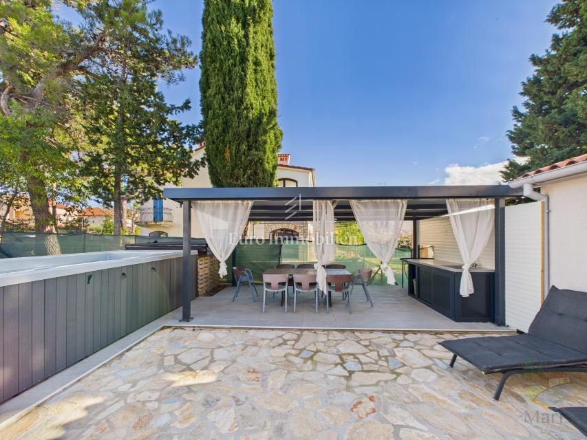 Samostojna hiša s 4 apartmaji in bazenom, 350 m od morja