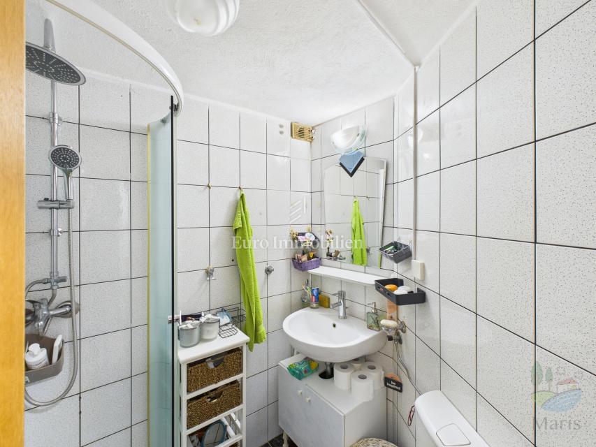 Samostojna hiša s 4 apartmaji in bazenom, 350 m od morja