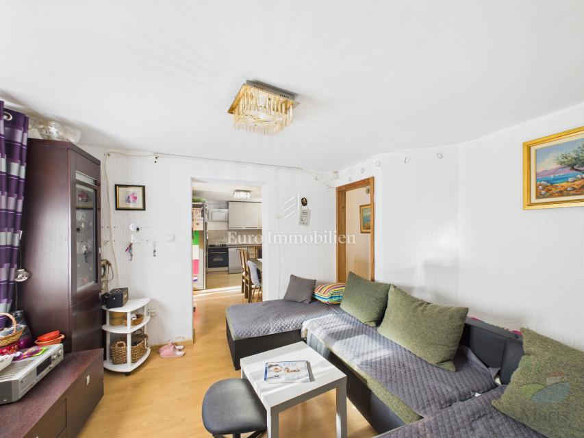 Samostojna hiša s 4 apartmaji in bazenom, 350 m od morja