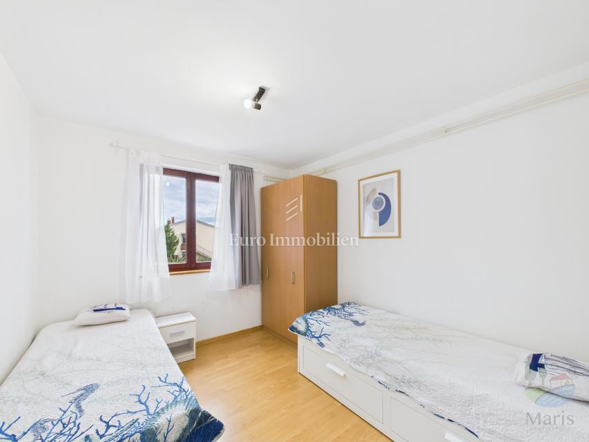 Samostojna hiša s 4 apartmaji in bazenom, 350 m od morja