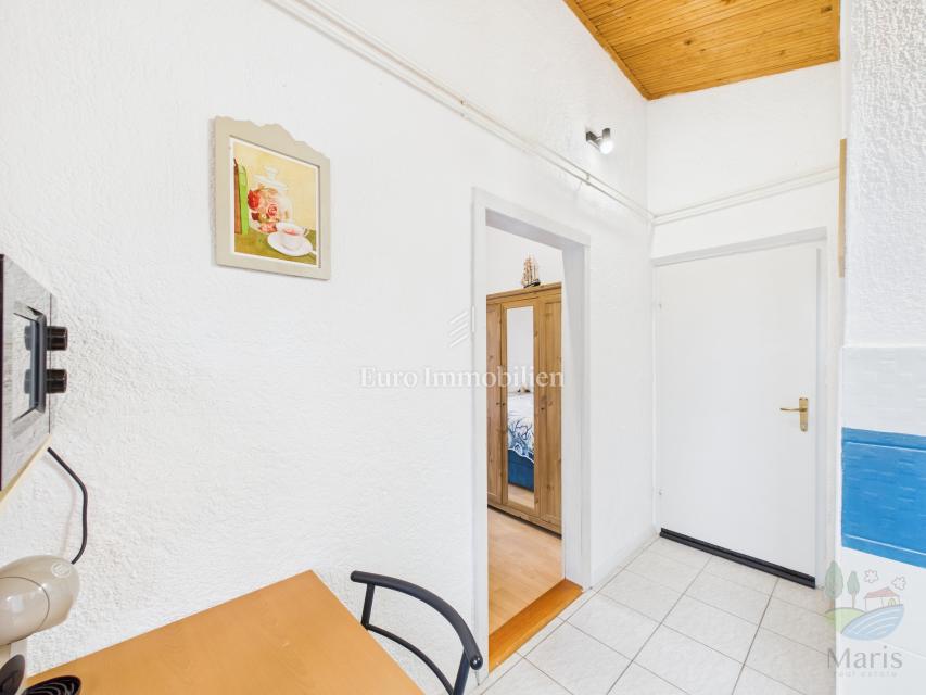 Samostojna hiša s 4 apartmaji in bazenom, 350 m od morja