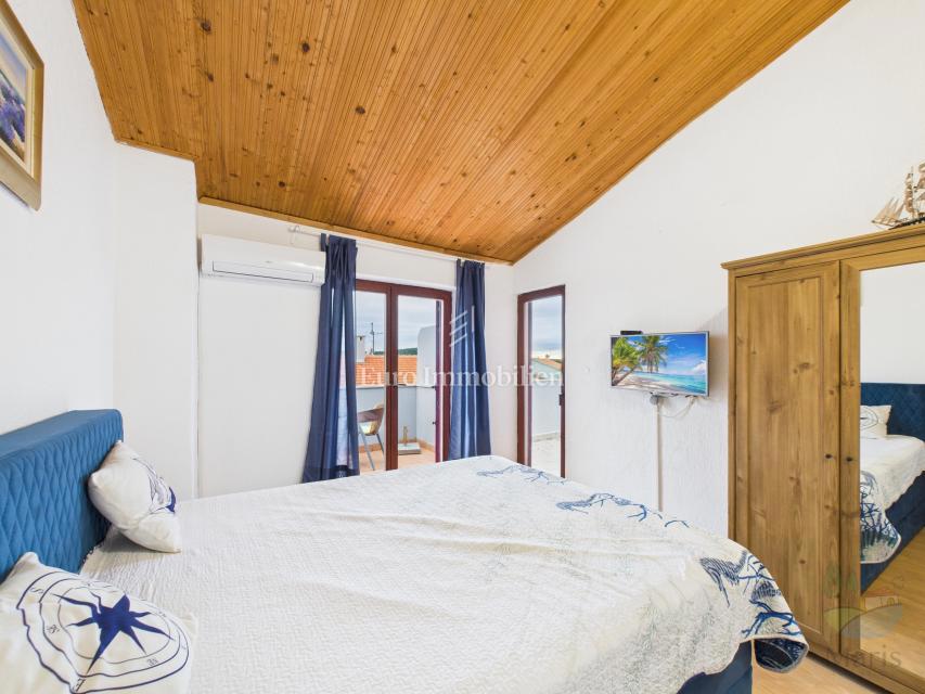 Samostojna hiša s 4 apartmaji in bazenom, 350 m od morja