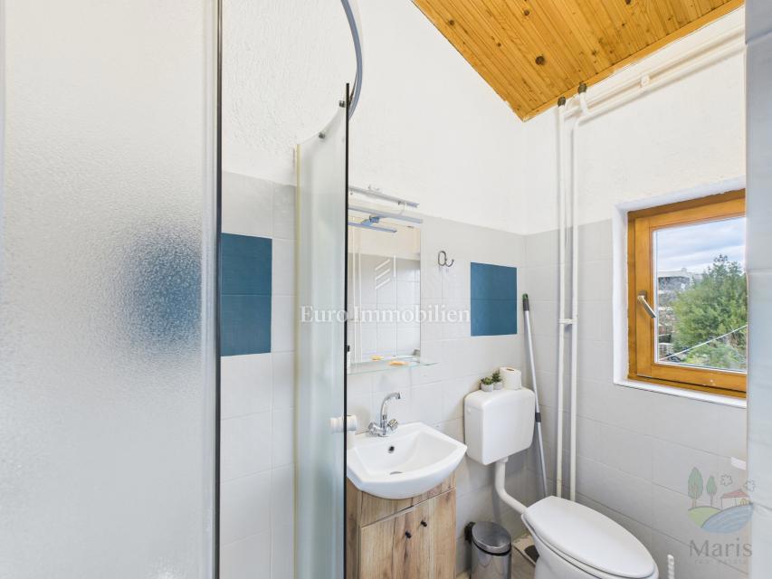 Samostojna hiša s 4 apartmaji in bazenom, 350 m od morja