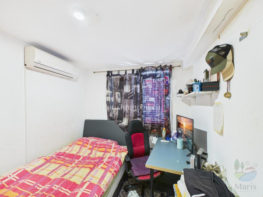 Samostojna hiša s 4 apartmaji in bazenom, 350 m od morja