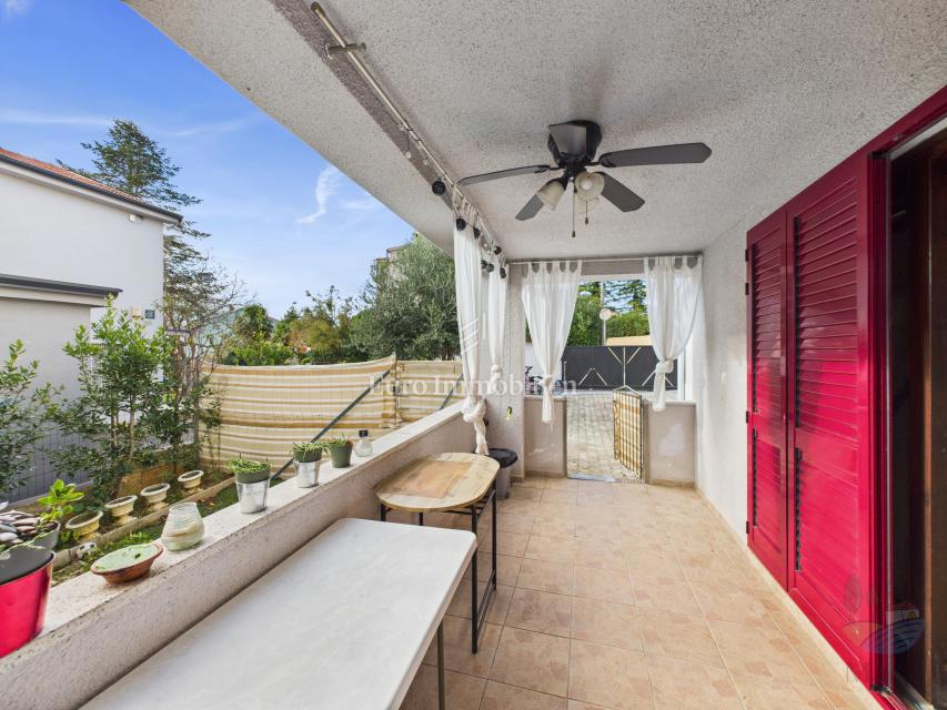 Samostojna hiša s 4 apartmaji in bazenom, 350 m od morja