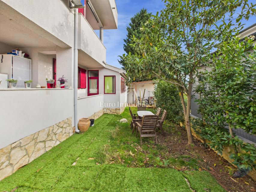 Samostojna hiša s 4 apartmaji in bazenom, 350 m od morja