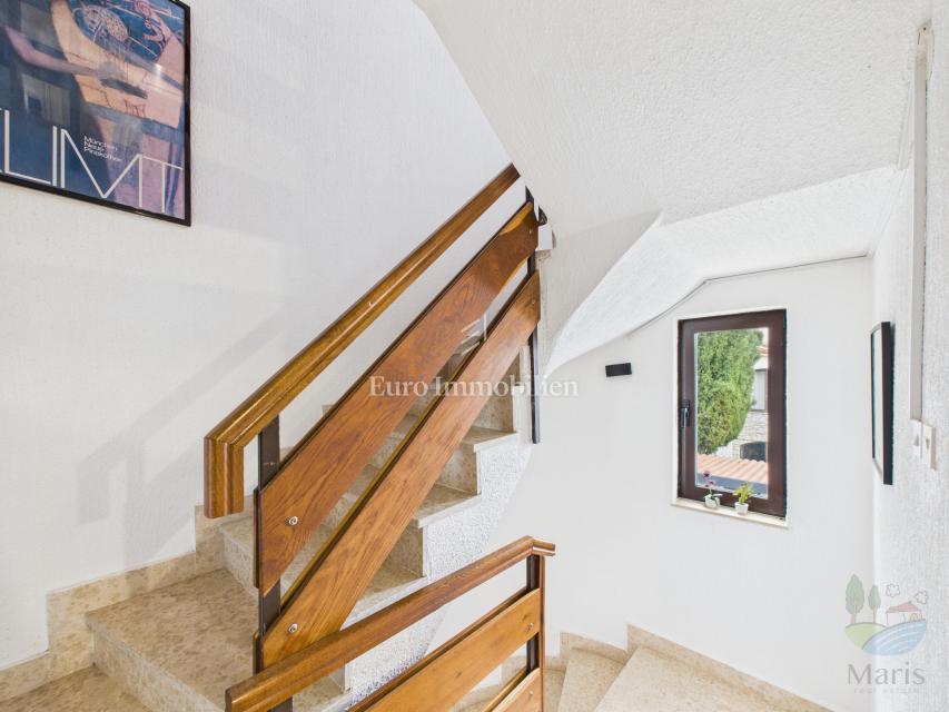 Samostojna hiša s 4 apartmaji in bazenom, 350 m od morja