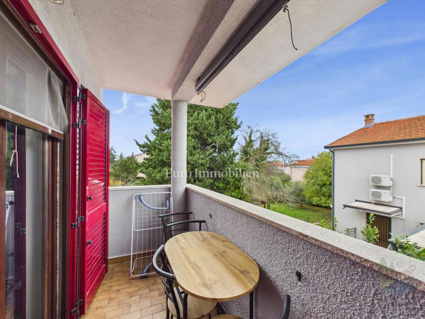 Samostojna hiša s 4 apartmaji in bazenom, 350 m od morja