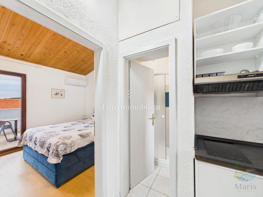 Samostojna hiša s 4 apartmaji in bazenom, 350 m od morja