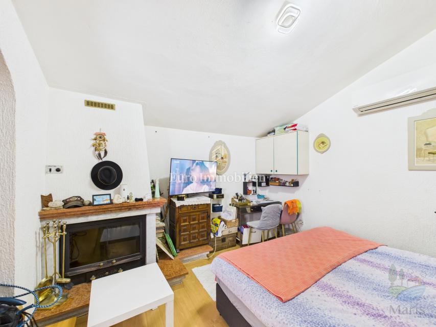 Samostojna hiša s 4 apartmaji in bazenom, 350 m od morja