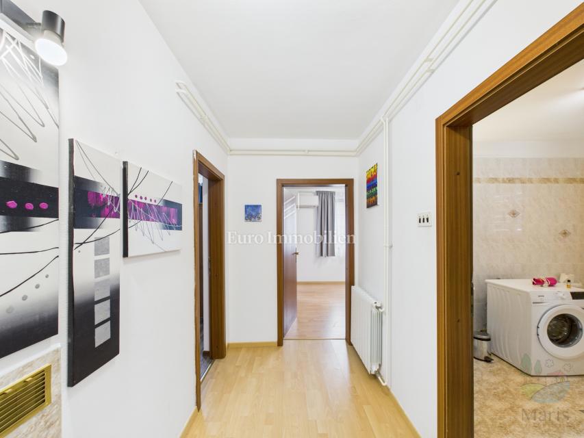 Samostojna hiša s 4 apartmaji in bazenom, 350 m od morja