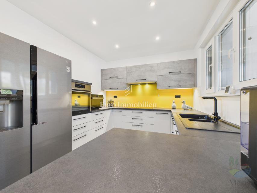 Moderna družinska hiša z ogrevanim bazenom