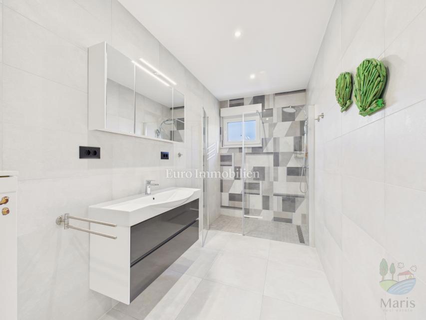 Moderna družinska hiša z ogrevanim bazenom