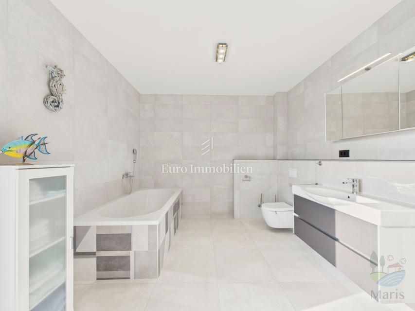 Moderna družinska hiša z ogrevanim bazenom