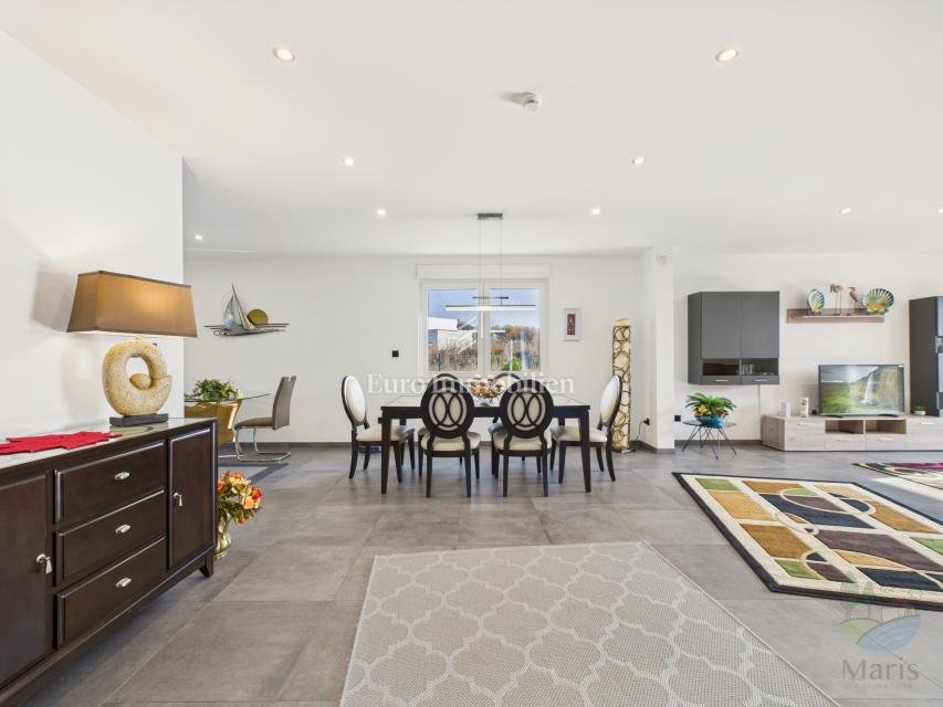 Moderna družinska hiša z ogrevanim bazenom