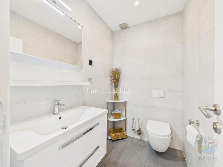 Moderna družinska hiša z ogrevanim bazenom