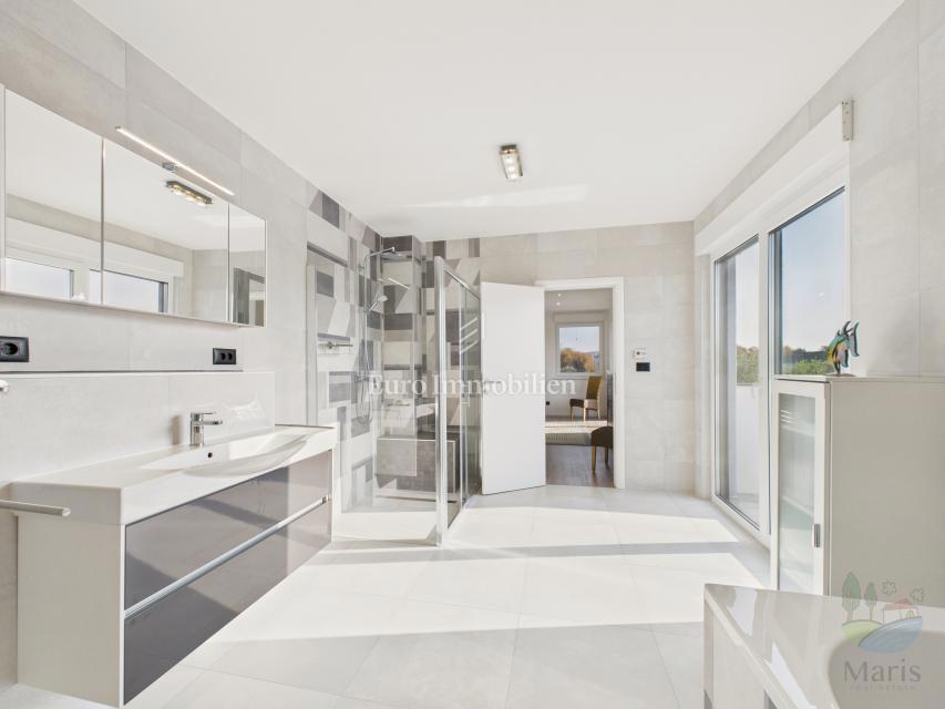 Moderna družinska hiša z ogrevanim bazenom