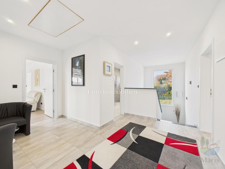 Moderna družinska hiša z ogrevanim bazenom