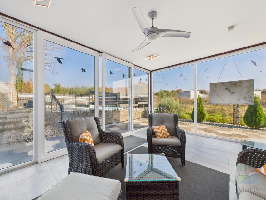 Moderna družinska hiša z ogrevanim bazenom