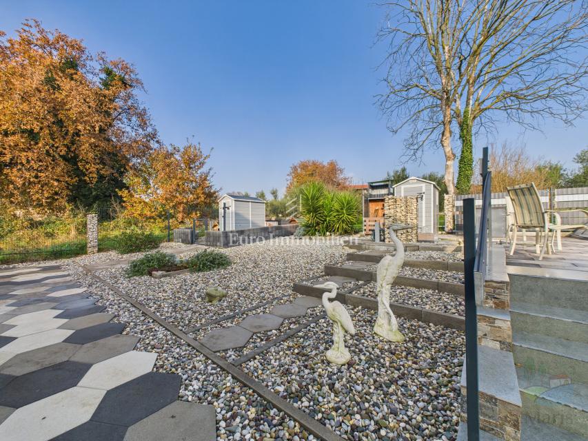 Moderna družinska hiša z ogrevanim bazenom