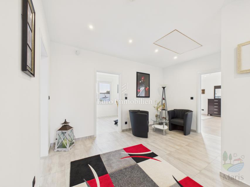 Moderna družinska hiša z ogrevanim bazenom