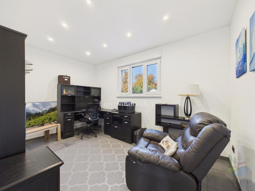 Moderna družinska hiša z ogrevanim bazenom