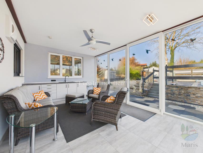 Moderna družinska hiša z ogrevanim bazenom