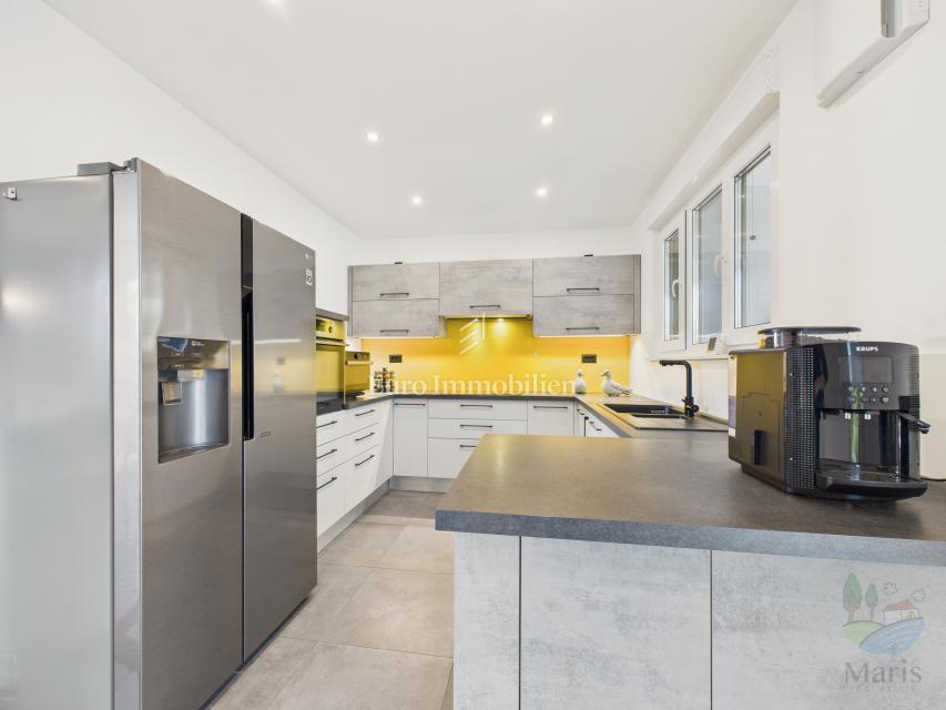 Moderna družinska hiša z ogrevanim bazenom