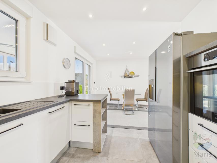 Moderna družinska hiša z ogrevanim bazenom