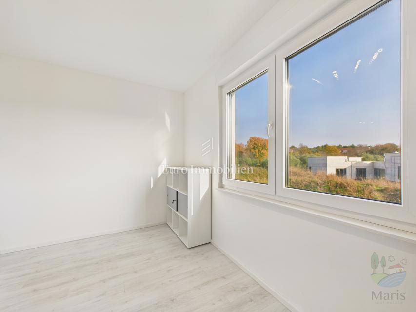 Moderna družinska hiša z ogrevanim bazenom