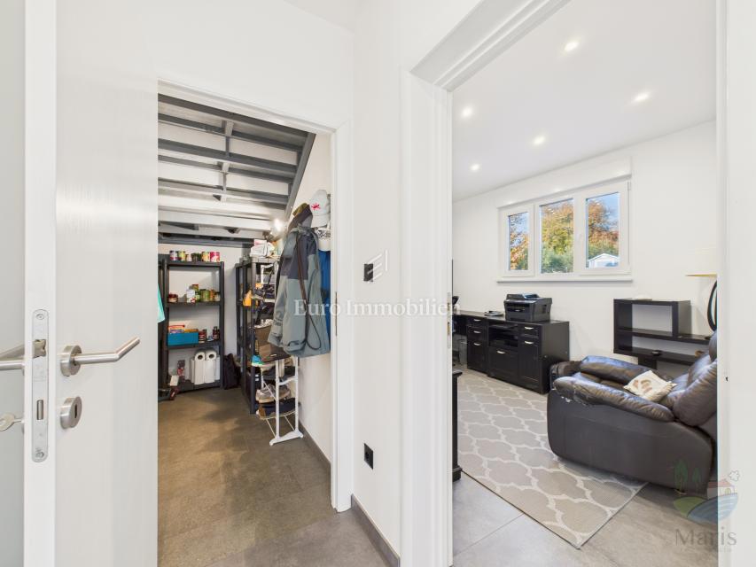 Moderna družinska hiša z ogrevanim bazenom