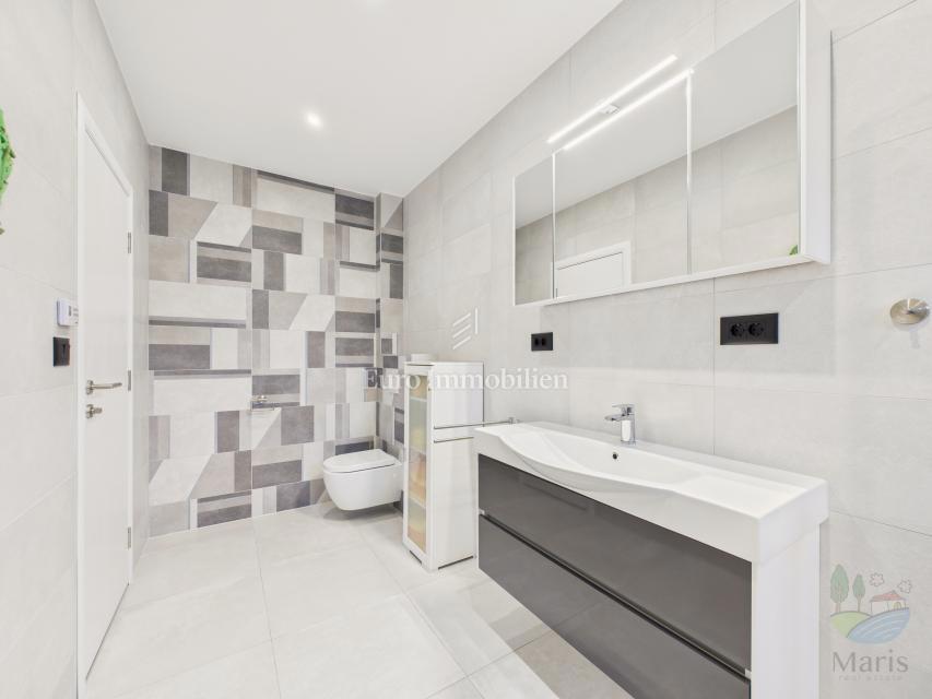 Moderna družinska hiša z ogrevanim bazenom