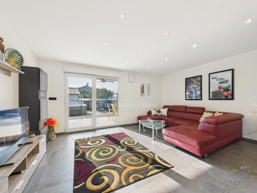 Moderna družinska hiša z ogrevanim bazenom