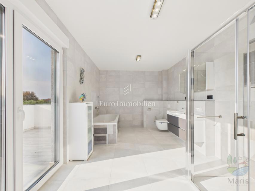 Moderna družinska hiša z ogrevanim bazenom