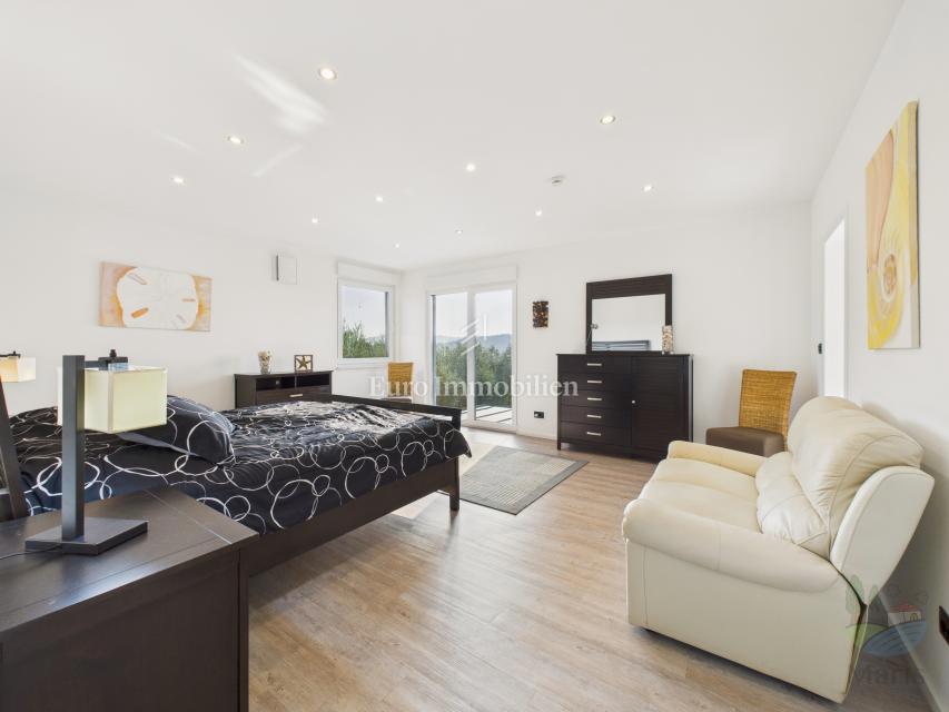 Moderna družinska hiša z ogrevanim bazenom