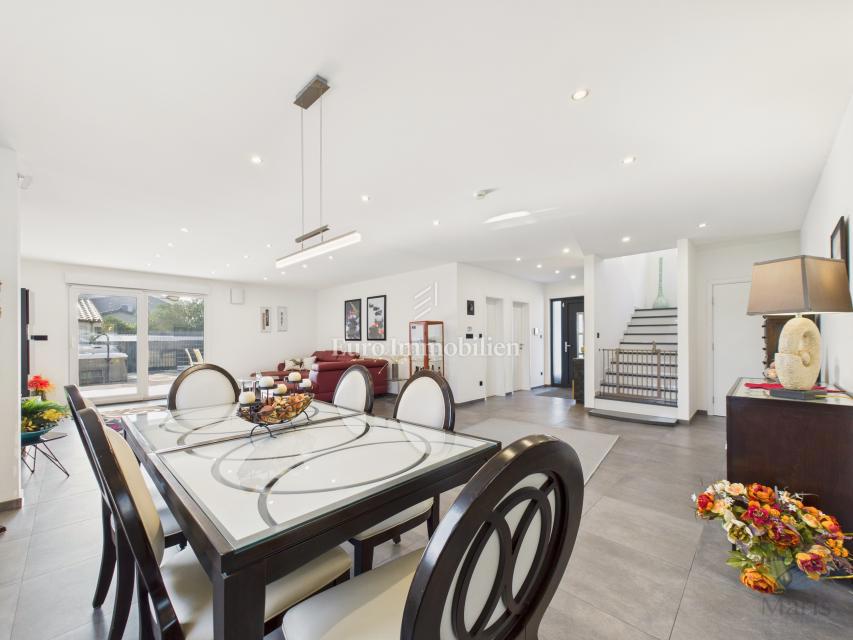 Moderna družinska hiša z ogrevanim bazenom